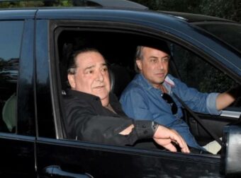 Βασίλης Καρράς: Ανατριχίλα στο γήπεδο της Τούμπας στη Θεσσαλονίκη – Το πανό του ΠΑΟΚ στη μνήμη του τραγουδιστή