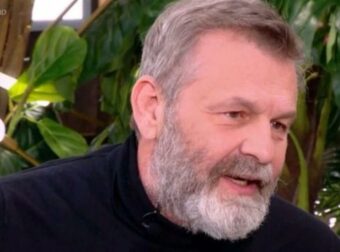 Απόστολος Γκλέτσος: «Το παιδί μου είναι λίγο χαζό… σαν και μένα» – Άφωνη η Μενεγάκη με τη δήλωση για την 22χρονη κόρη του