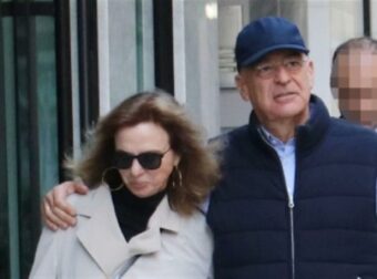 Νίκος Δένδιας: Αγκαλιά με την σύζυγό του, Δάφνη Λάλα, στο κέντρο της Αθήνας – Δίπλα τους περπατούσε ο μικρότερος και γοητευτικός τους γιος
