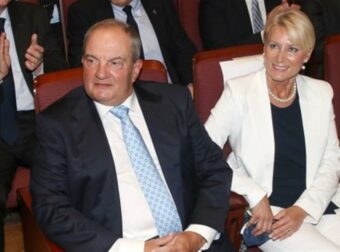 Νατάσα Παζαΐτη: Με ασημί πούλιες στην αγκαλιά του Κώστα Καραμανλή σε κυριλέ εστιατόριο με πέτρινους τοίχους και πολυελαίους – Η τρυφερή στιγμή στην αλλαγή του χρόνου