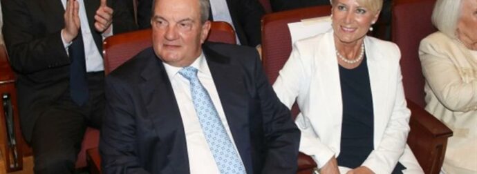 Νατάσα Παζαΐτη: Με ασημί πούλιες στην αγκαλιά του Κώστα Καραμανλή σε κυριλέ εστιατόριο με πέτρινους τοίχους και πολυελαίους – Η τρυφερή στιγμή στην αλλαγή του χρόνου