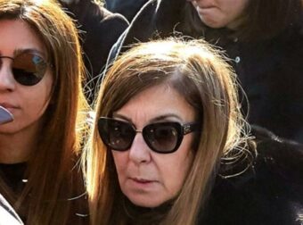 Βασίλης Καρράς: Σε κλειστό οικογενειακό κύκλο το μνημόσυνο 9 μέρες μετά τον θάνατό του – Η κίνηση ανθρωπιάς της συζύγου και της κόρης του την ημέρα της κηδείας του