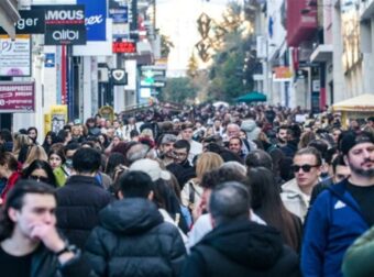 Εκτός ελέγχου το «κοκτέιλ» κορωνοϊού και γρίπης: Ραγδαία αύξηση κρουσμάτων – Ξεπουλάνε τα rapid tests και οι μάσκες (video)