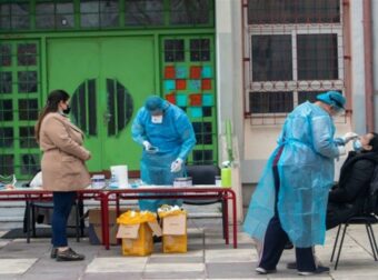 «Καλπάζων» ο κορωνοϊός στη χώρα: Πληρότητα στα νοσοκομεία, «ουρές» στα φαρμακεία – Προβληματισμοί με το άνοιγμα σχολείων (video)