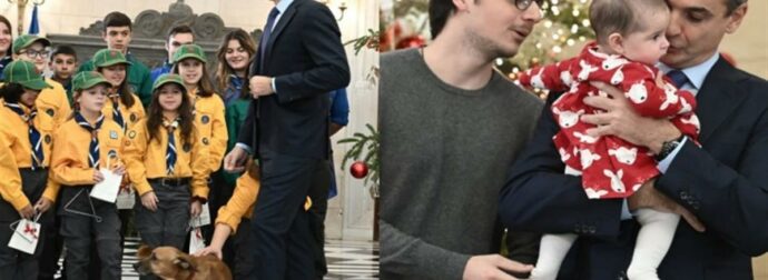 Κυριάκος Μητσοτάκης: Άκουσε τα κάλαντα των Προσκόπων με τον γιό του, τον Peanut και την μπέμπα που του έχει κλέψει την καρδιά (video)