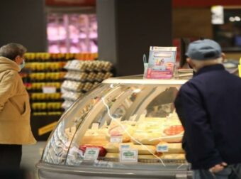 Τα 4 μέτρα κατά της ακρίβειας: Πλαφόν στο βρεφικό γάλα, πρόστιμα και μεγάλες αλλαγές στις προσφορές – Αναλυτικά τα προϊόντα (video)