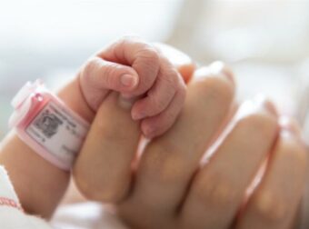Πρωτοχρονιά 2023: Στην Κρήτη το πρώτο μωρό – Γεννήθηκε 3 λεπτά μετά την αλλαγή του χρόνου