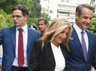 Κυριάκος Μητσοτάκης: Με μίνι φορέματα οι κόρες του και δίπλα η Μαρέβα και ο Κωνσταντίνος – Χιλιάδες αντιδράσεις κάτω από την οικογενειακή φωτογραφία