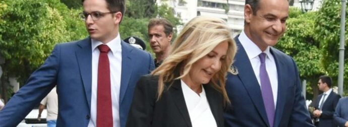 Κυριάκος Μητσοτάκης: Με μίνι φορέματα οι κόρες του και δίπλα η Μαρέβα και ο Κωνσταντίνος – Χιλιάδες αντιδράσεις κάτω από την οικογενειακή φωτογραφία
