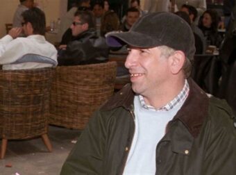 Πέτρος Φιλιππίδης: Στη Γλυφάδα με φιλικό πρόσωπο στην πρώτη βόλτα μετά την καταδίκη του – «Άνθρωπος είναι, δε μπορεί να βγει κι αυτός λίγο;»