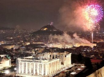 Πρωτοχρονιά 2024: Χαμός από πυροτεχνήματα πάνω από την Ακρόπολη μετά την αντίστροφη μέτρηση – Η φαντασμμαγορική τελετή και η εμφάνιση του Χάρη Δούκα στο Σύνταγμα