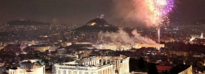 Πρωτοχρονιά 2024: Χαμός από πυροτεχνήματα πάνω από την Ακρόπολη μετά την αντίστροφη μέτρηση – Η φαντασμμαγορική τελετή και η εμφάνιση του Χάρη Δούκα στο Σύνταγμα