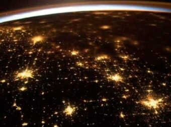 Έλαμψε όλη η Γη: Εντυπωσιακές εικόνες της NASA από τον ερχομό του 2024