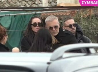 Στέλιος Ρόκκος: Σφιχταγκαλιάζονταν με δάκρυα στα μάτια – Ρίγη συγκίνησης στην κηδεία του αδερφού του την ώρα που μεταφερόταν το φέρετρο