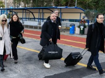 Έφυγε το πρώτο γκρουπ για Σπέτσες: Ξεκινά το τριήμερο για τους βουλευτές του ΣΥΡΙΖΑ – Το πρόγραμμα που θα ακολουθήσουν (video-photos)