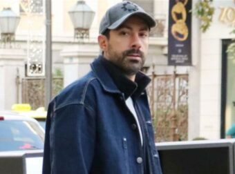 Σάκης Τανιμανίδης: Μόνος με αθλητικά και τζιν τζάκετ – Το βλέμμα του τη στιγμή που αντιλήφθηκε το φακό