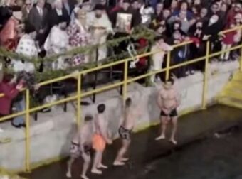 Viral η τελετή του Αγιασμού των υδάτων στη Μυτιλήνη – Ο ιερέας έκανε…πάσα τον Σταυρό σε κολυμβητή