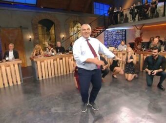 Το ΠΑΣΟΚ είναι εδώ – Το “αεράτο” ζεϊμπέκικο του Τζούνου