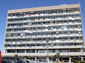Δυστύχημα στα Τέμπη: Μεσίστιες οι σημαίες στο ΑΠΘ – «Δεν θα ξεχάσουμε κανέναν τους»
