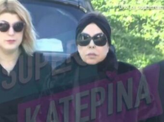 Άντζελα Δημητρίου: «Μάνα που είσαι;» – Υποβασταζόμενη από την κόρη της πήγε να λιποθυμήσει στην κηδεία της μητέρα της