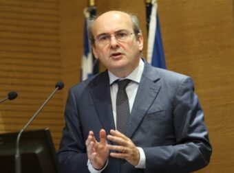 Xατζηδάκης για κατώτατο μισθό: «Θα αρχίζει από οκτώ – Στόχος τα 950 ευρώ μέχρι το τέλος της τετραετίας»