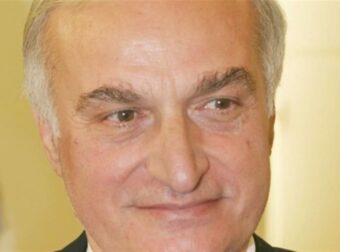 Μανώλης Μαυρομάτης: Νοσηλεύεται σε σοβαρή κατάσταση με τη σύζυγό του – Ξέσπασε φωτιά μέσα στο σπίτι τους