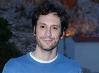 Σπύρος Σταμούλης: Χαμός με θαυμάστρια που “μπούκαρε” στα καμαρίνια και είδε τους ηθοποιούς γuμνούς