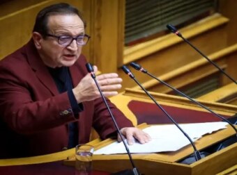 «Λύγισε» ο Μπιμπίλας στη Βουλή και απέσπασε θερμό χειροκρότημα από τα έδρανα της κυβέρνησης