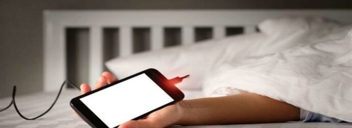 Προσοχή: Γιατί δεν πρέπει ποτέ να φορτίζετε το κινητό σας τη νύχτα