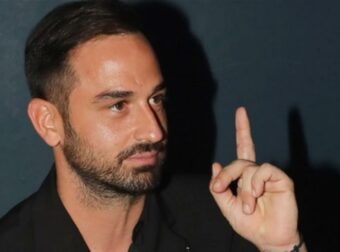 Άρης Σοϊλέδης: Στο θέατρο με γοητευτική συνοδό – Καθόντουσαν στην πρώτη γραμμή και της έπιασε το χέρι