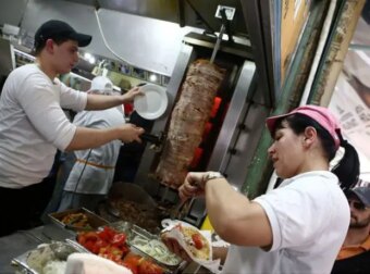 Μισθός 2.700€ το μήνα με μία μόνο προυπόθεση: Σουβλατζίδικο ψάχνει τυλιχτή, αλλά δεν βρίσκει προσωπικό πουθενά