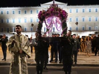 Επιτάφιος: Στιγμές κατάνυξης στις εκκλησίες όλης της Ελλάδας – Δείτε εικόνες από την περιφορά στη Μητρόπολη