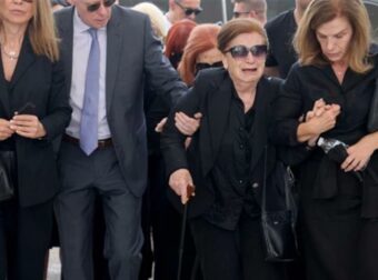Δέσποινα Στυλιανοπούλου: Θρήνος στο τελευταίο αντίο της ηθοποιού – Πλήθος καλλιτεχνών στην κηδεία