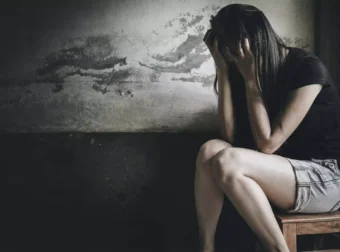Σοκαριστική εικόνα – Η σύζυγος του δικηγόρου έχει τραύματα στο κεφάλι, στη μύτη και στη γλώσσα