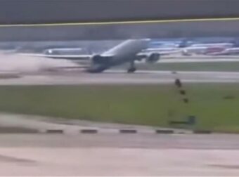 Στιγμές αγωνίας: Boeing 777 χτύπησε την ουρά του στο διάδρομο κατά την απογείωση – Τρομακτικό βίντεο