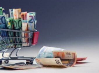 «Καλπάζει» η ακρίβεια: Ένας βασικός μισθός για τις μηνιαίες αγορές του super market (video)