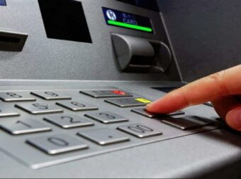 Γυναίκες μετέφεραν νεκpό 80χρονο σε τράπεζα για να «σηκώσουν» τα χρήματά του (φωτο)