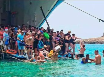 Εικόνες ντροπής στην παραλία του Μπάλου με τουρίστες να αποβιβάζονται από σκάφη με το νερό μέχρι το λαιμό