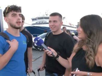 Νεαρός ταξιδιώτης… τρέλανε τη ρεπόρτερ πριν πάρει το πλοίο: «Η δουλειά μου είναι τα πρόβατα, ο πατέρας μου έχει λεφτά»