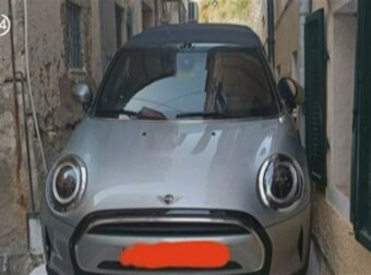 Πάρ’ το αλλιώς: Οδηγός σφήνωσε το αυτοκίνητό του σε καντούνι στην Κέρκυρα (video)