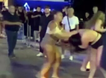 Άγριος καβγάς μεταξύ δύο τουριστριών στα Μάλια: Πιάστηκαν στα χέρια για τα «μάτια» ενός άνδρα