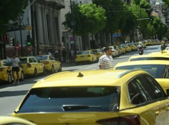Θα πείτε τι πιο σύνηθες: Οργισμένος Έλληνας ταξιτζής «έκοψε» την κυκλοφορία και πετάχτηκε για σουβλάκια
