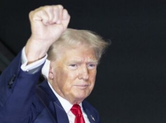 Η πρώτη εμφάνιση του Τραμπ μετά την απόπειρα δολοφονίας: Με γροθιά σηκωμένη και μπανταρισμένο αυτί