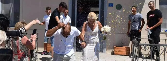 Viral γάμος: Πέταξαν στο νεόνυμφο ζευγάρι μακαρονάκι κοφτό και σκυλοτροφή