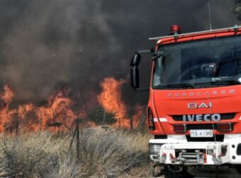 Φωτιά στην Εύβοια: «Τούμπαρε» πυροσβεστικό όχημα σε χαράδρα