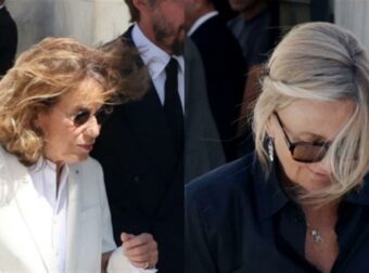 Κηδεία πρίγκιπα Μιχαήλ της Ελλάδας: Βαρύ το κλίμα – Στα λευκά η σύζυγός του και μαυροφορεμένη η Μαρέβα Μητσοτάκη