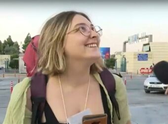 Νεαρή ταξιδιώτης σε τρελό hype δε σταματούσε να γελά με την τύχη της: «Θα μείνω πάνω από ένα μήνα Σαντορίνη – Δε θα μου κοστίσει τίποτα η διαμονή» (video)