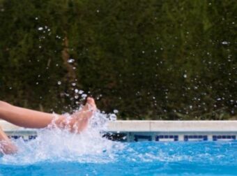 Πνιγμός 8χρονης στη Χαλκιδική: Συνομιλίες που «καίνε» τη ναυαγωσώστρια – «Ήταν λίγο ψωνάρα, χόρευε και δεν είδε που πηδούσαν στα βαθιά»