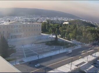 Φωτιά στην Αττική: Μαύρο «πέπλο» πάνω από το Σύνταγμα – Αποπνικτική ατμόσφαιρα από τον καπνό που ταξίδεψε 300 χλμ. (photo)