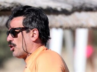 Θάνος Κιούσης: Σε παραλία της Μυκόνου με την σύζυγό του και τα παιδιά τους – Το σώμα της 27χρονης χωρίς ρετούς